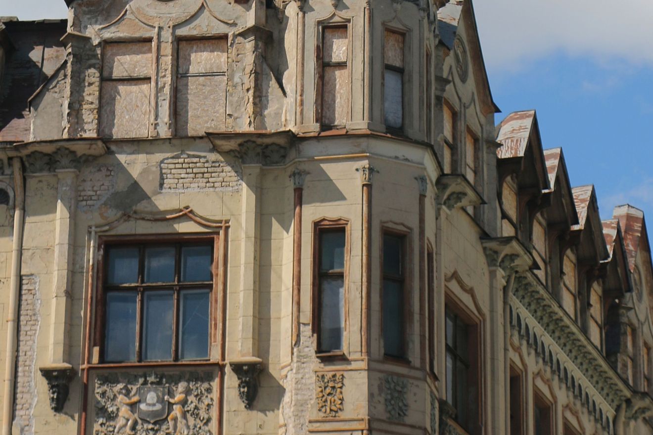 Berliner Altbaufassade mit Stuck und Erker